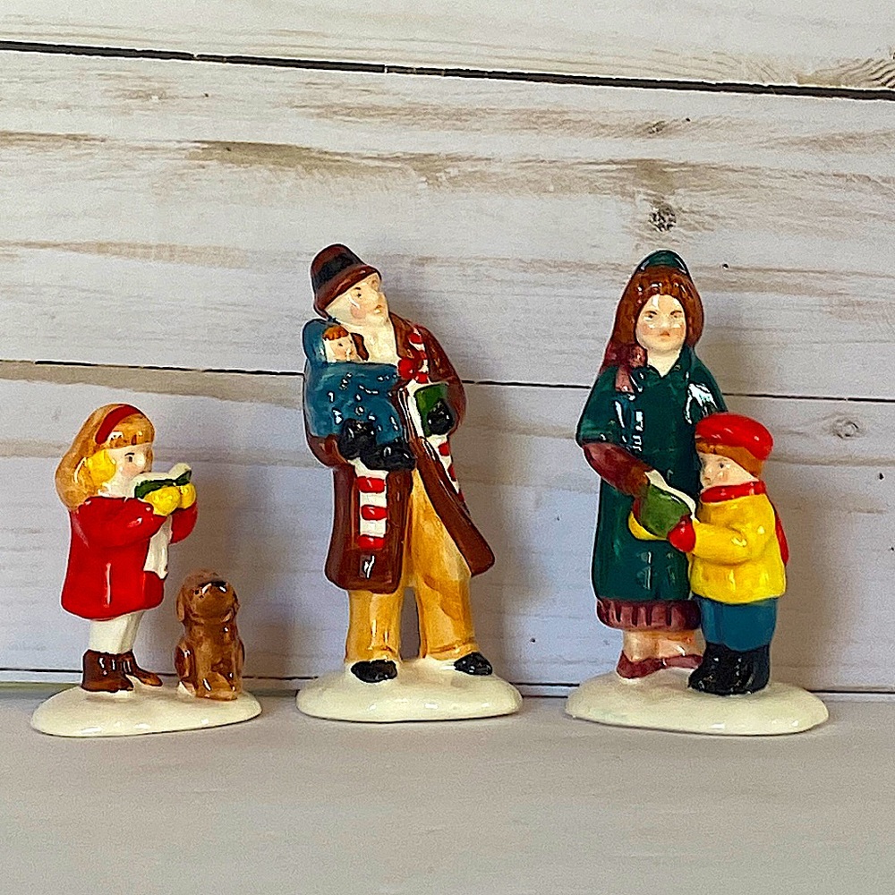 DEPARTMENT 56 - Caroling Family - Original Snow Village